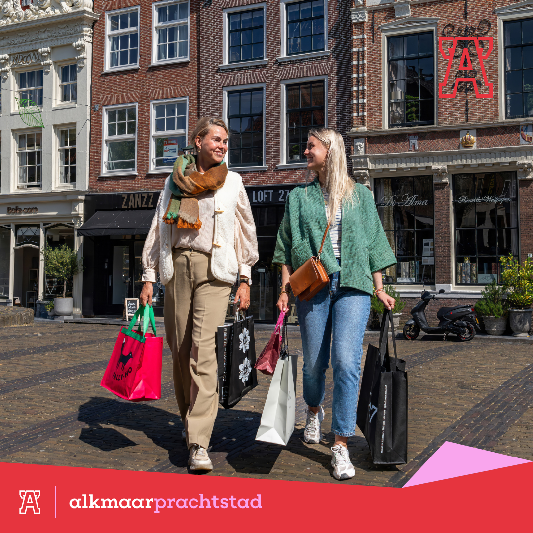 Moeder en dochter winkelen in centrum Alkmaar